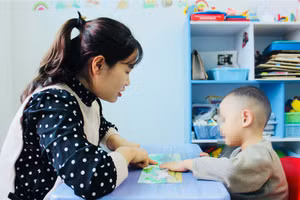 Cần giúp trẻ tự kỷ phát huy ngôn ngữ trong giao tiếp.