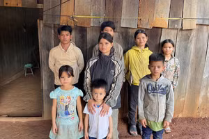 8 anh em nương tựa nhau sống qua ngày.