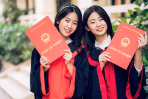 Cặp chị em song sinh dân tộc Thái - Lê Thủy Phương (phải) và em.