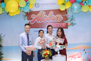 Chị Nguyễn Thị Vân Anh (bên trái), cựu sinh viên ngành Quản trị kinh doanh, thủ khoa đầu ra của Trường ĐH Thủy lợi, hiện đang làm việc tại Bệnh viện Phương Đông cùng các đồng nghiệp. Ảnh: NVCC