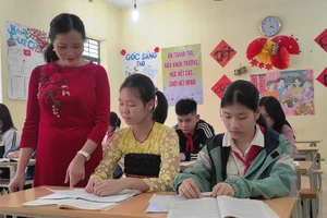 Cô Nguyễn Thị Thương và em Hà Song Anh, Trường Tiểu học & THCS Sơn Lư (giải Khuyến khích môn Ngữ văn cấp tỉnh năm 2023).