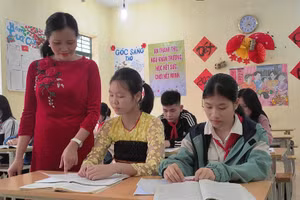 Cô Nguyễn Thị Thương và em Hà Song Anh, Trường Tiểu học & THCS Sơn Lư (giải Khuyến khích môn Ngữ văn cấp tỉnh năm 2023).