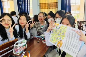 Tiết học Địa lý chuyên đề Đô thị hóa có ứng dụng CNTT với trò chơi Mê cung thành phố của cô Phạm Thị Ái Vân – giáo viên Địa lý, Trường THPT Trần Phú (Đà Nẵng).