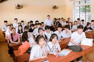 Thầy Chu Văn Kế - giáo viên môn Địa lý, Trung tâm GDNN - GDTX huyện Hương Sơn (Hà Tĩnh) cùng học viên. Ảnh: NVCC