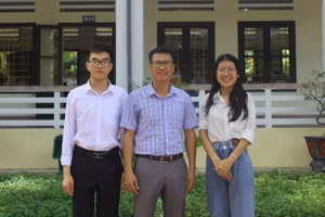 Nữ sinh Mai Thu Trang và bạn chia tay thầy chủ nhiệm trước ngày nhập học. 