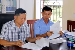 Giáo viên THCS tại huyện Yên Thành, Nghệ An chuẩn bị cho công tác tuyển sinh lớp 6.