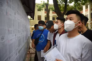 Thí sinh Hà Nội tham dự Kỳ thi tốt nghiệp THPT 2022. Ảnh: Thế Đại