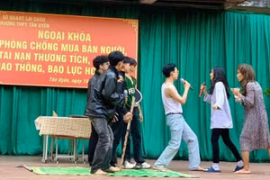 Học sinh Trường THPT Tân Uyên sân khấu hóa kiến thức pháp luật về phòng chống buôn bán người.