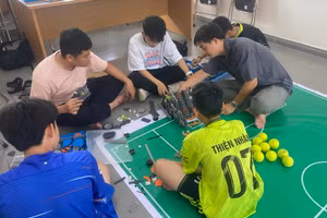 Thầy Đoàn Tuấn Anh cùng thành viên “CLB STEM Robotics Liên Việt. 