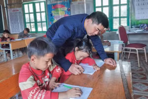 Những học sinh đầu tiên có mặt tại lớp sau nỗ lực vận động của thầy giáo Lò Văn Bính.