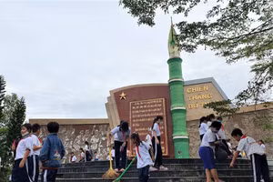 Học sinh Trường Tiểu học Lâm Thành Hưng (TP Sóc Trăng) chăm sóc di tích lịch sử địa phương.