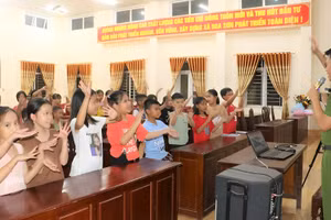 Lớp học tiếng Anh của Thượng úy Đường Minh Thông luôn ngập tràn niềm vui.