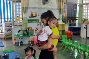 Cô giáo Trường Mầm non Tân Lợi dỗ dành khi trẻ khóc. Ảnh: Thành Tâm