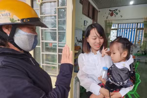 Nhiều trường siết lại quy định đón/trả trẻ. Ảnh minh họa: INT.