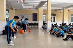 Tiết học giáo dục thể chất của Trường THPT Lê Trọng Tấn (quận Tân Phú). Ảnh: TG