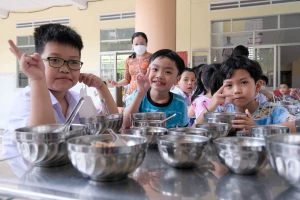 Học sinh Trường Tiểu học Ngô Quyền (quận Ninh Kiều, TP Cần Thơ) trong bữa ăn trưa tại trường. Ảnh: Trường Tiến