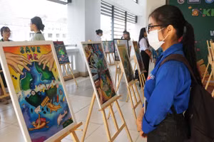 Sinh viên Trường Đại học Sư phạm TPHCM tham dự một triển lãm về chủ đề bảo vệ môi trường, tháng 6/2023. 