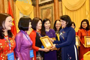 Nguyên Phó Chủ tịch nước Đặng Thị Ngọc Thịnh gặp mặt các nhà khoa học nữ của ngành Giáo dục. Ảnh: TTXVN