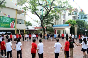 Nằm trong quận nội thành nên không gian của Trường THPT Kim Liên chật hẹp, không có nhà đa năng và sân chơi rộng.