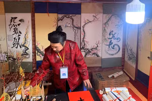 Ông đồ cho chữ tại Văn Miếu - Quốc Tử Giám. 