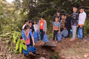 Học sinh Trường PTDTBT Tiểu học Phìn Hồ đi hứng nước.