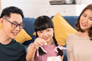 Cha mẹ cần dạy con sử dụng tiền đúng cách. Ảnh minh họa.