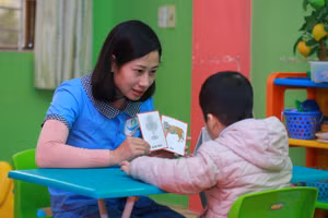 Một tiết dạy cho trẻ tự kỷ tại Trung tâm Hỗ trợ phát triển giáo dục hòa nhập trẻ khuyết tật Tâm An, TP Uông Bí (Quảng Ninh). Ảnh: INT