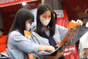 Sinh viên Trường ĐH Sư phạm Hà Nội tham gia ngày hội việc làm do nhà trường tổ chức. Ảnh: NTCC