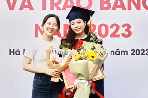 Hồ Thị Trinh (bên phải) hân hoan trong ngày lễ tốt nghiệp.
