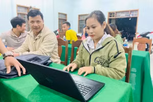 Cô giáo dùng thử máy tính được trao tặng trong Chương trình Tri ân nhà giáo vùng cao. Ảnh: NVCC