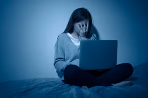 Cha mẹ khoe con trên mạng xã hội là tạo cơ hội cho kẻ xấu lừa đảo. Ảnh minh họa.