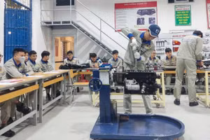 Một giờ học của sinh viên ngành Kỹ thuật ô tô, Trường ĐH Thuỷ lợi. Ảnh: NTCC