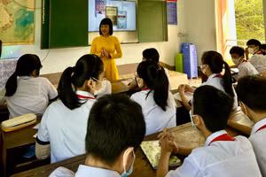 Cô Nguyễn Ngọc Thúy, Tổ trưởng Tổ Ngữ văn Trường THCS Phan Chu Trinh (TP Buôn Ma Thuột, Đắk Lắk) và học trò trong giờ học. Ảnh: NNT