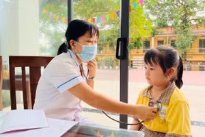 Chăm sóc sức khỏe học sinh Trường Tiểu học Tô Vĩnh Diện (Đống Đa, Hà Nội). Ảnh minh họa: INT