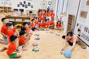 Cô và trò Trường Mầm non Chu Văn An (Tây Hồ, Hà Nội). Ảnh: NTCC