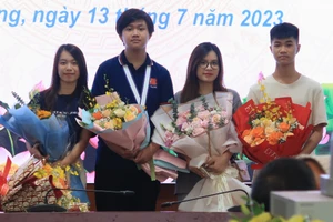 Nguyễn Đình Kiên (giữa), Huy chương Bạc Olympic Toán học quốc tế.