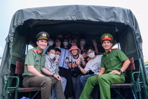 Công an tỉnh Kiên Giang sử dụng xe chuyên dụng hỗ trợ đón thí sinh huyện đảo vào đất liền dự thi tốt nghiệp THPT.