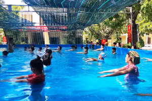 Bể bơi thông minh để dạy bơi cho trẻ được lắp tại sân Trường Tiểu học Minh Khai 1, TP Thanh Hóa.