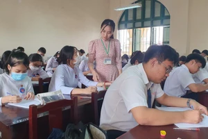 Cô, trò lớp 12 Trường THPT Nguyễn Đình Chiểu (Tiền Giang) trong giờ học. Ảnh: Q. Ngữ