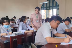 Cô, trò lớp 12 Trường THPT Nguyễn Đình Chiểu (Tiền Giang) trong giờ học. Ảnh: Q. Ngữ
