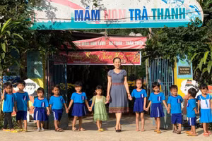 Cô Hiền và các cháu ở Trường Mầm non Trà Thanh.