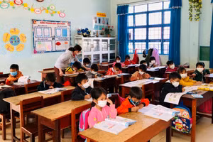 Nhờ sự góp sức của phụ huynh, phòng học của Trường Tiểu học Sơn Lang sạch đẹp, nhiều màu sắc.