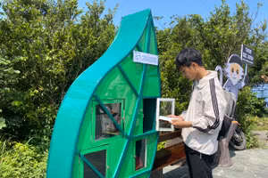 Sinh viên Nguyễn Văn Anh – Trường Đại học Sư phạm (Đại học Đà Nẵng) tìm hiểu về loài vọoc chà vá chân nâu. 