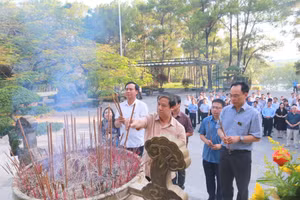 Bộ trưởng Nguyễn Kim Sơn dâng hương tri ân liệt sĩ tại Nghĩa trang Liệt sĩ quốc gia Trường Sơn. Ảnh: Đăng Đức