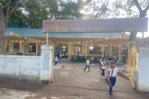 Học sinh điểm trường Tà Sỏi tham gia dọn dẹp vệ sinh trước buổi học đầu tiên sau lũ.