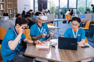 Sinh viên Trường ĐH Kinh tế TPHCM trong giờ học tại thư viện. Ảnh: Anh Tú