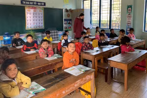 Buổi học đầu tiên sau kỳ nghỉ Tết Nguyên đán, học sinh Trường Tiểu học – THCS Lê Lợi đến lớp đông đủ. Ảnh: Nguyễn Dung