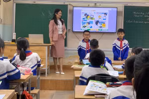 Với học trò, cô luôn tận tâm, tận lực để các em hứng thú khi vào bài giảng. Ảnh: Đình Tuệ