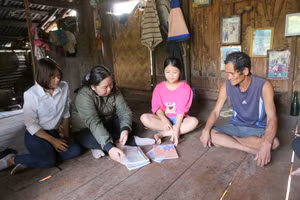 Các thầy, cô giáo gặp gỡ động viên học sinh trước thềm năm học mới. 