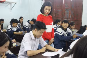 Năm học 2023 - 2024, Công đoàn Trường THPT Cẩm Bình nhận đỡ đầu nhiều học sinh hoàn cảnh đặc biệt.